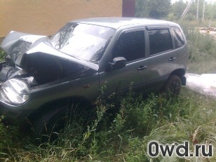 Битый автомобиль Chevrolet Niva