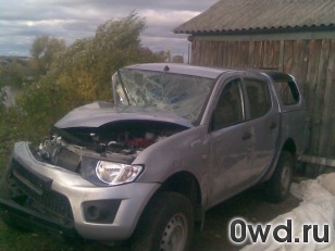 Битый автомобиль Mitsubishi L 200